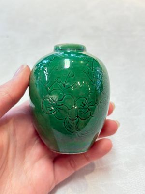 Six Chinese green-glazed wares, with four wooden stands, Chenghua mark, 19/20th C. — foto 12