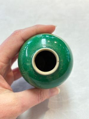 Six Chinese green-glazed wares, with four wooden stands, Chenghua mark, 19/20th C. — foto 13