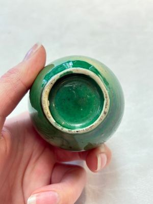Six Chinese green-glazed wares, with four wooden stands, Chenghua mark, 19/20th C. — foto 14