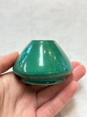 Six Chinese green-glazed wares, with four wooden stands, Chenghua mark, 19/20th C. — foto 15
