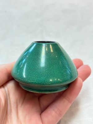 Six Chinese green-glazed wares, with four wooden stands, Chenghua mark, 19/20th C. — foto 16
