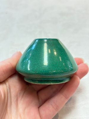 Six Chinese green-glazed wares, with four wooden stands, Chenghua mark, 19/20th C. — foto 17