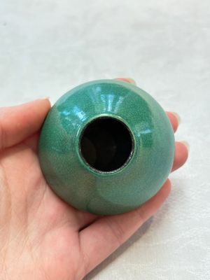 Six Chinese green-glazed wares, with four wooden stands, Chenghua mark, 19/20th C. — foto 19