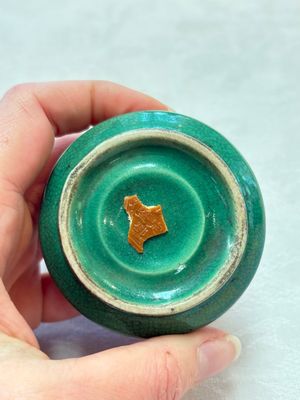 Six Chinese green-glazed wares, with four wooden stands, Chenghua mark, 19/20th C. — foto 20
