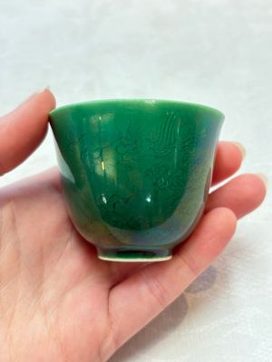 Six Chinese green-glazed wares, with four wooden stands, Chenghua mark, 19/20th C. — foto 2