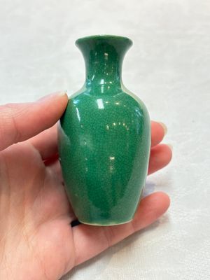 Six Chinese green-glazed wares, with four wooden stands, Chenghua mark, 19/20th C. — foto 23