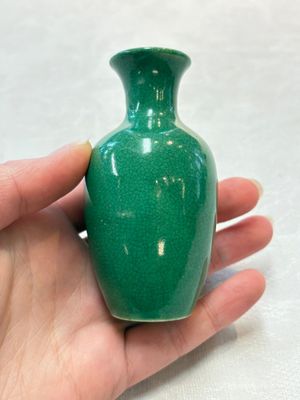 Six Chinese green-glazed wares, with four wooden stands, Chenghua mark, 19/20th C. — foto 24