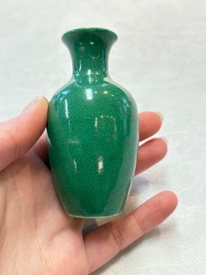 Six Chinese green-glazed wares, with four wooden stands, Chenghua mark, 19/20th C. — foto 25