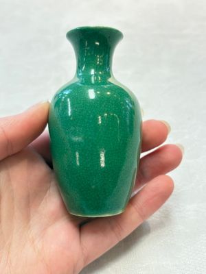 Six Chinese green-glazed wares, with four wooden stands, Chenghua mark, 19/20th C. — foto 26
