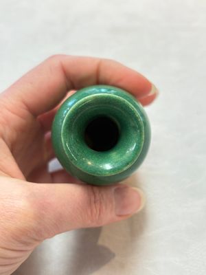 Six Chinese green-glazed wares, with four wooden stands, Chenghua mark, 19/20th C. — foto 27