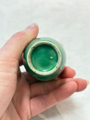 Six Chinese green-glazed wares, with four wooden stands, Chenghua mark, 19/20th C. — foto 28