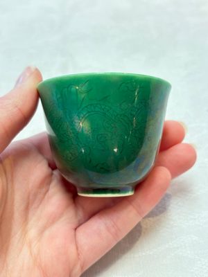 Six Chinese green-glazed wares, with four wooden stands, Chenghua mark, 19/20th C. — foto 3