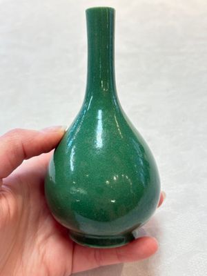 Six Chinese green-glazed wares, with four wooden stands, Chenghua mark, 19/20th C. — foto 31