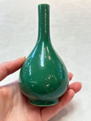 Six Chinese green-glazed wares, with four wooden stands, Chenghua mark, 19/20th C. — foto 32