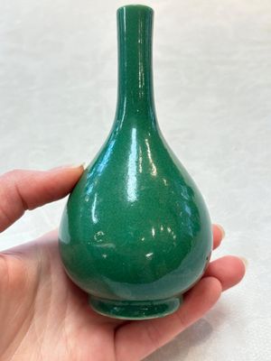 Six Chinese green-glazed wares, with four wooden stands, Chenghua mark, 19/20th C. — foto 33