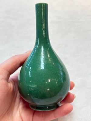 Six Chinese green-glazed wares, with four wooden stands, Chenghua mark, 19/20th C. — foto 34