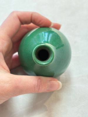Six Chinese green-glazed wares, with four wooden stands, Chenghua mark, 19/20th C. — foto 35