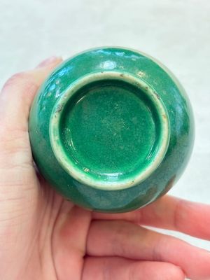 Six Chinese green-glazed wares, with four wooden stands, Chenghua mark, 19/20th C. — foto 36