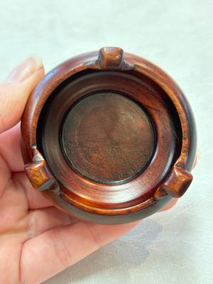 Six Chinese green-glazed wares, with four wooden stands, Chenghua mark, 19/20th C. — foto 38