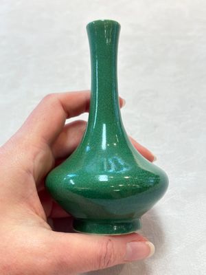 Six Chinese green-glazed wares, with four wooden stands, Chenghua mark, 19/20th C. — foto 39