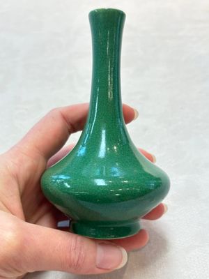 Six Chinese green-glazed wares, with four wooden stands, Chenghua mark, 19/20th C. — foto 40