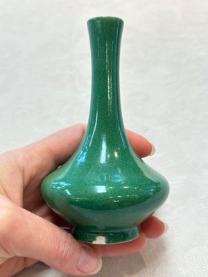 Six Chinese green-glazed wares, with four wooden stands, Chenghua mark, 19/20th C. — foto 41