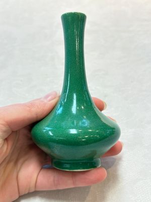 Six Chinese green-glazed wares, with four wooden stands, Chenghua mark, 19/20th C. — foto 42