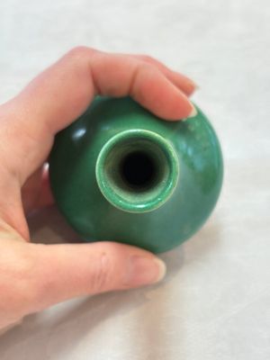 Six Chinese green-glazed wares, with four wooden stands, Chenghua mark, 19/20th C. — foto 43