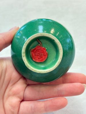 Six Chinese green-glazed wares, with four wooden stands, Chenghua mark, 19/20th C. — foto 44