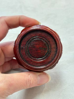 Six Chinese green-glazed wares, with four wooden stands, Chenghua mark, 19/20th C. — foto 45