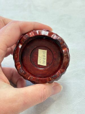 Six Chinese green-glazed wares, with four wooden stands, Chenghua mark, 19/20th C. — foto 46