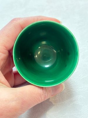 Six Chinese green-glazed wares, with four wooden stands, Chenghua mark, 19/20th C. — foto 6