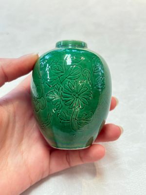 Six Chinese green-glazed wares, with four wooden stands, Chenghua mark, 19/20th C. — foto 9