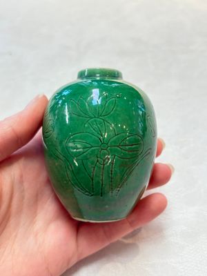 Six Chinese green-glazed wares, with four wooden stands, Chenghua mark, 19/20th C. — foto 10