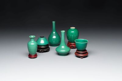 Six Chinese green-glazed wares, with four wooden stands, Chenghua mark, 19/20th C.