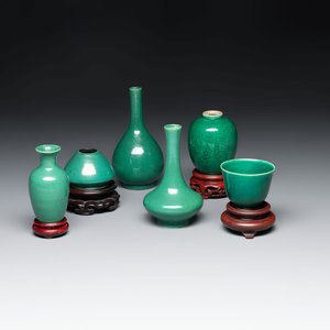 Six Chinese green-glazed wares, with four wooden stands, Chenghua mark, 19/20th C. — foto 1