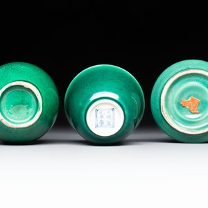 Six Chinese green-glazed wares, with four wooden stands, Chenghua mark, 19/20th C. — foto 11