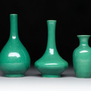 Six Chinese green-glazed wares, with four wooden stands, Chenghua mark, 19/20th C. — foto 2