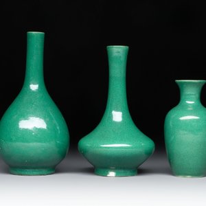 Six Chinese green-glazed wares, with four wooden stands, Chenghua mark, 19/20th C. — foto 3