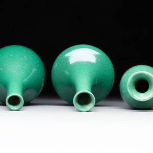 Six Chinese green-glazed wares, with four wooden stands, Chenghua mark, 19/20th C. — foto 4