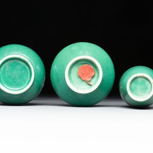Six Chinese green-glazed wares, with four wooden stands, Chenghua mark, 19/20th C. — foto 5