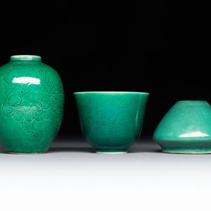 Six Chinese green-glazed wares, with four wooden stands, Chenghua mark, 19/20th C. — foto 6