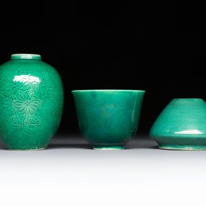 Six Chinese green-glazed wares, with four wooden stands, Chenghua mark, 19/20th C. — foto 7