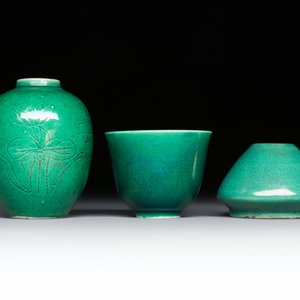Six Chinese green-glazed wares, with four wooden stands, Chenghua mark, 19/20th C. — foto 8