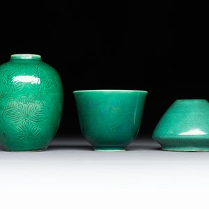 Six Chinese green-glazed wares, with four wooden stands, Chenghua mark, 19/20th C. — foto 9