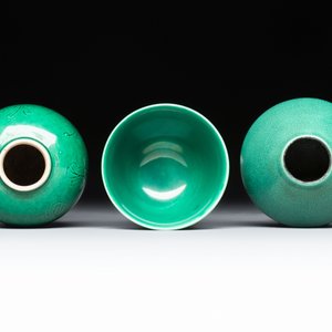 Six Chinese green-glazed wares, with four wooden stands, Chenghua mark, 19/20th C. — foto 10