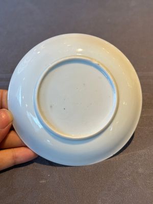 Six Chinese grisaille cups and saucers with Magu and a servant, Yongzheng/Qianlong — 照片 11