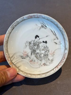 Six Chinese grisaille cups and saucers with Magu and a servant, Yongzheng/Qianlong — 照片 8