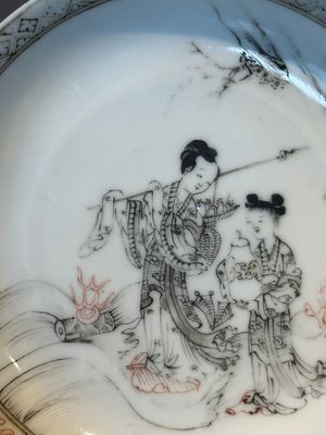Six Chinese grisaille cups and saucers with Magu and a servant, Yongzheng/Qianlong — 照片 9