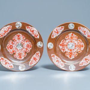 Six Chinese iron red and grisaille capucin brown-ground plates, Qianlong — 照片 2